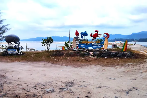 Pakarang Cape road sign entrance 600px