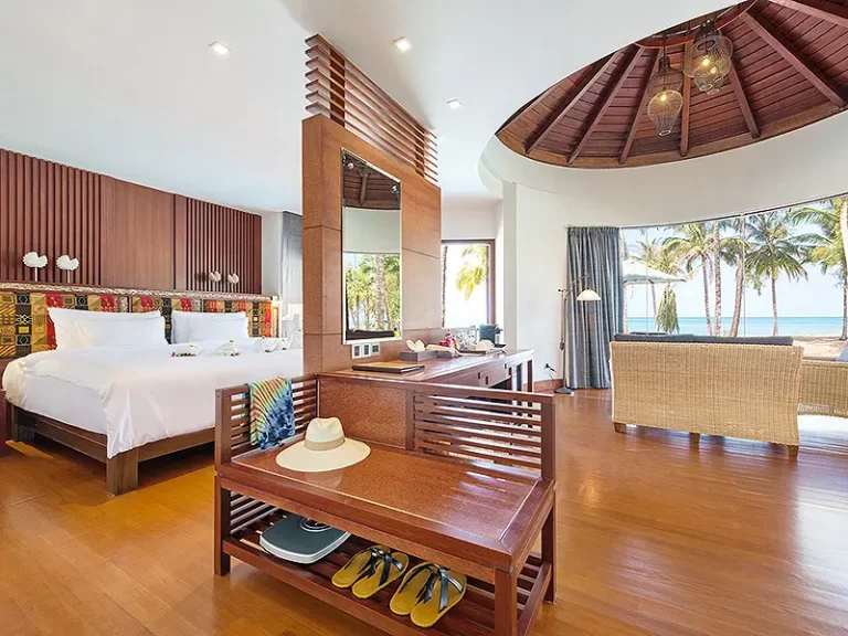 Oceanfront Jacuzzi Villa 2 768x576