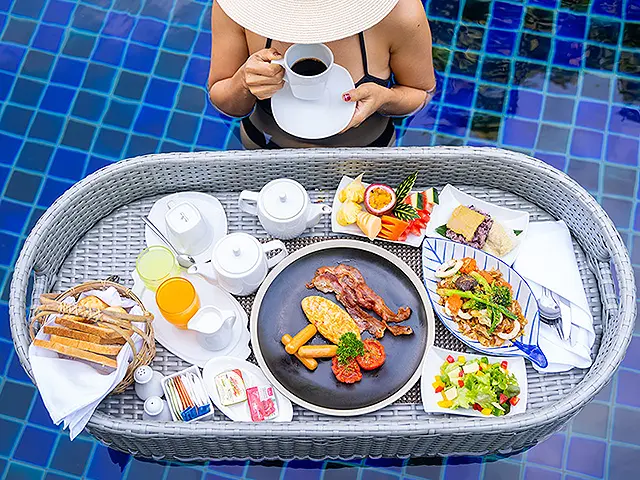 Banner Pool breakfast