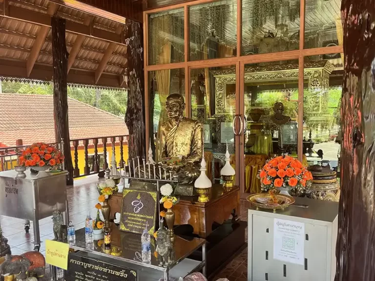 Wat Lak Kaen Monk 768x576