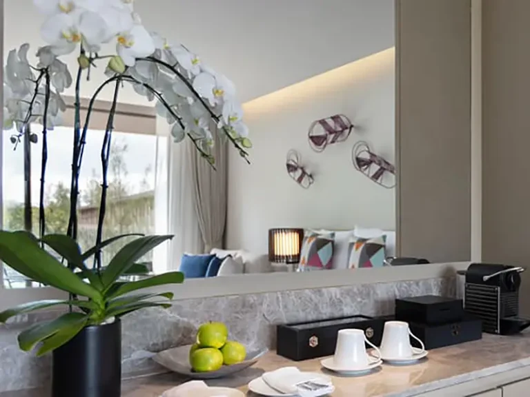 Deluxe Corner Room 2 768x576