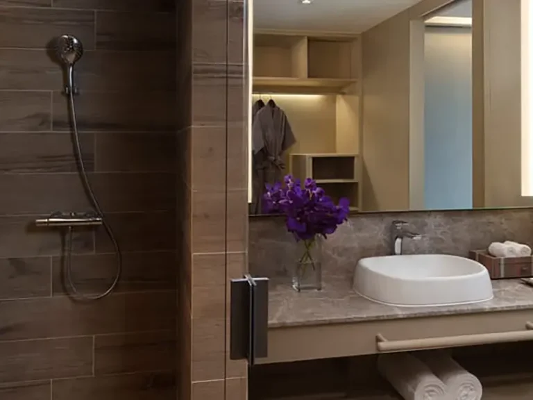 Deluxe Corner Room 3 768x576