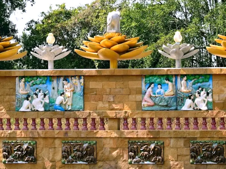 Sculptures of Wat Phadung Tham Phothi