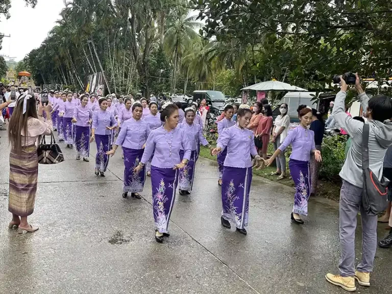 Wat Khuk Khak Festival parade 2 768x576
