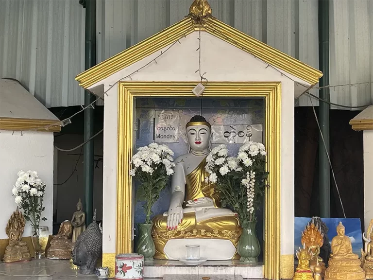 Wat Phanat Nikhom Monday Praying counter 768x576