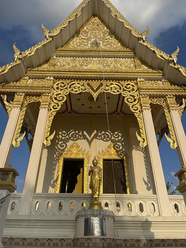 Wat Phanat Nikhom Ubosot entrance 2