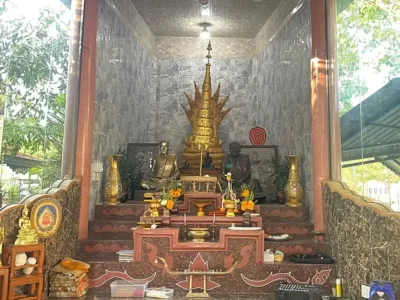 Wat Phanat Nikhom abbot statues