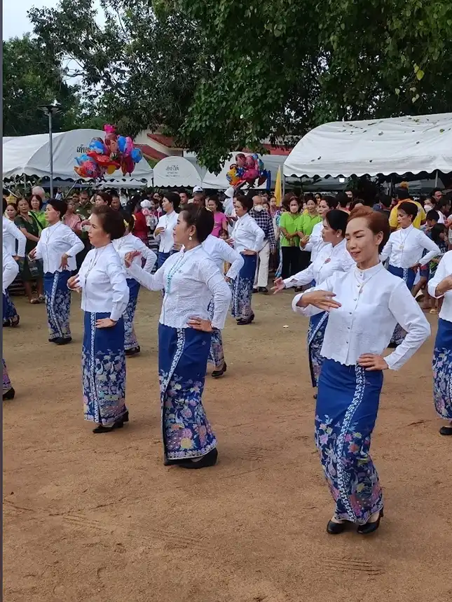 Wat Phanat Nikhom ceremony
